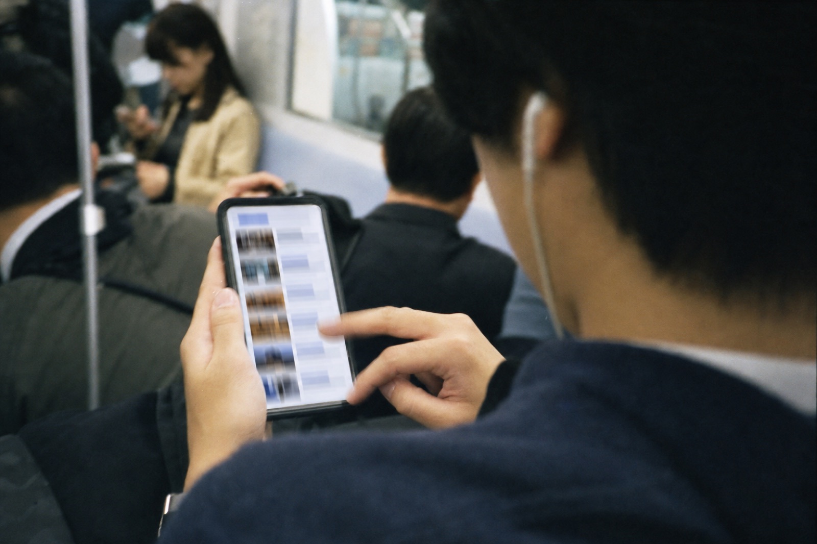 通勤電車で、スマホの求人一覧を指でどんどんスクロールしている